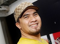 Ia tampak sumringah saat fotografer mengambil gambarnya. Gus Mun/detikHOT.