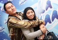 Bapak satu anak itu memeluk sang istri dengan manis dan mesra. Gus Mun/detikHOT.