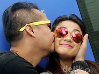 Ernest mengecup pipi Nirina. Gus Mun/detikHOT.