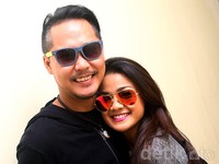 Ernest dan Nirina tersenyum di depan kamera. Gus Mun/detikHOT.