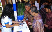      Implikasi dari pembukaan MEA tersebut mengakibatkan pergerakan barang, modal, jasa dan pasar tenaga kerja yang telah disepakati akan dibebaskan dari hambatan apapun baik tarif maupun non tarif    Wamendag Bayu Krisnamurthi mencoba bertransaksi menggunakan e money.
