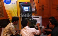 Pekerja melakukan penyiapan atm bersama guna memberikan kemudahan kepada peserta seminar.