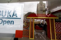 Sebuah gerbang berornamen China dipasang di pintu masuk kantor.