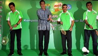 Ketua Umum PBSI, Gita Wirjawan, didampingi Presdir Nestle Indonesia, Arshad Chaundhry, serta Duta Milo School Competition, Tommy Sugiarto dan Taufik Hidayat secara simbolis memukul shuttle cock di Jakarta.
