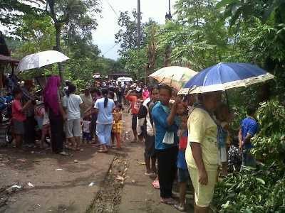 Evakuasi Korban Longsor di Jombang Jadi Tontonan