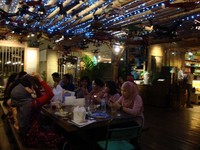 Interior Tjap Toean bergaya tempo dulu. Balkon outletnya di fX Sudirman didominasi kayu, mulai dari lantai sampai meja dan kursi makan. Pesawat kayu mainan tergantung di langit-langit yang tersusun dari bambu.