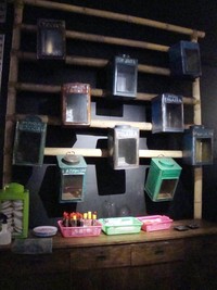 Kaleng-kaleng kerupuk antik tampak di salah satu sudut balkon, tergantung sebagai dekorasi penguat nuansa jaman dulu.