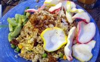 Nasi A Liong, nasi goreng dengan campuran wortel, kacang polong, telur dadar, dan daging ayam.