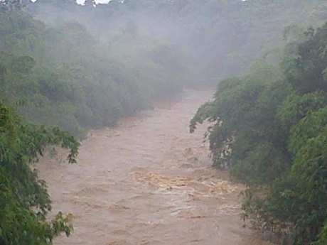 Jadi Tontonan, Ini Dahsyatnya Arus Kali Ciliwung di Depok