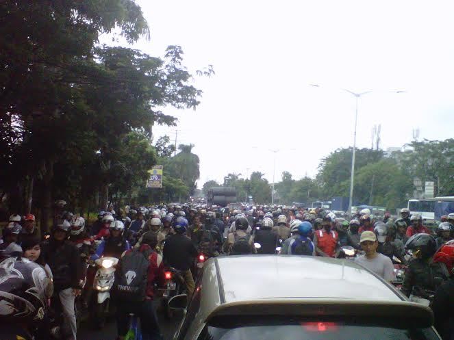 Ini Semrawutnya Lalin di Jl Daan Mogot Karena Ada Banjir di Depan Samsat