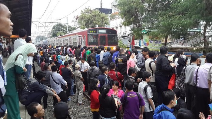 Ini Membahayakan, Jarak Peron dengan Rel di Stasiun Duri Terlalu Dekat