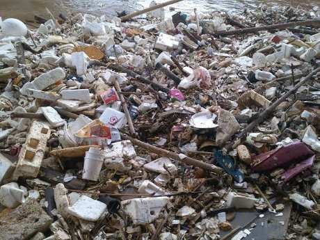 Ada Kasur Hingga Sandal Jepit, Ini Gunungan Sampah Ciliwung di Rawajati