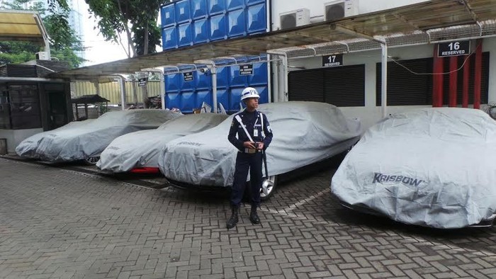 KPK Terus Diguyur Hujan, Mobil Super Mewah Wawan Dibungkus Pelindung