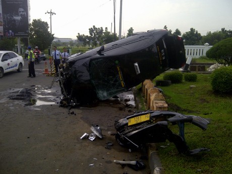 Mobil Terpelanting dan Rusak Parah Ditabrak KA, Sopir Taksi Ini Selamat