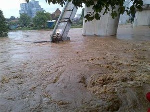 Penampakan Derasnya Luapan Air Kali Ciliwung di Rawajati