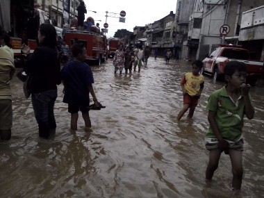 Jenuh di Pengungsian, Warga Kampung Pulo Jalan-jalan
