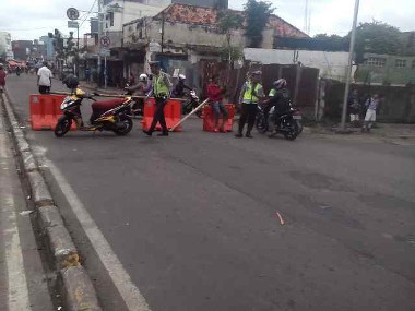 Antisipasi Macet, Jalan Jatinegara Barat Ditutup Polisi