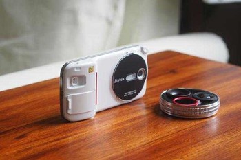 Aksesoris kit ini terdiri dari dua bagian. Yang pertama, disebut dengan revolving lens attachment. Satunya lagi, casing multifungsi yang membuat smartphone tampak seperti Galaxy S4 Zoom. (Kredit foto: Ztylus)