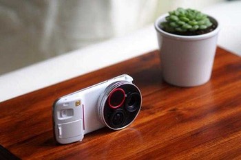 Casing ini sepenuhnya menggantikan cover belakang Galaxy S4. Sama seperti pada Galaxy S4 Zoom, terdapat grip atau pegangan agar ponsel stabil saat memotret. (Kredit foto: Ztylus)