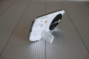Casing ini juga menyisakan ruang khusus untuk speaker dan mount tripod pun disediakan. Empat macam lensa menyatu dalam aksesoris ini, untuk hasil foto berbeda. (Kredit foto: Ztylus)