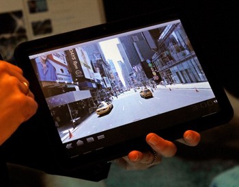 Motorola sempat pula mengeluarkan tablet dengan nama Xoom. Sayangnya, tablet Android ini gagal menuai minat signifikan.