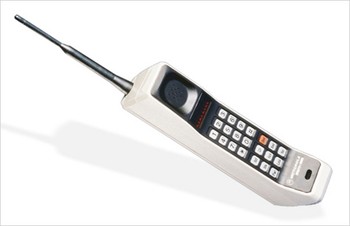Ini adalah Motorola DynaTac, salah satu ponsel pertama di dunia. Ia rilis pada tahun 1984.