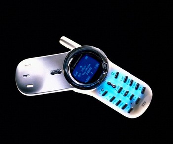 Motorola V70 yang keluar pada tahun 2002 punya desain menawan.