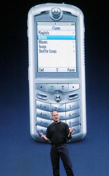 Apple pun pernah bekerjasama dengan Motorola. Tampak Steve Jobs memperkenalkan Motorola ROKR di September 2005.