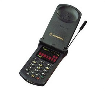 Motorola StarTac meluncur pada tahun 1996. Ia disebut sebut sebagai ponsel clamshell pertama di dunia.