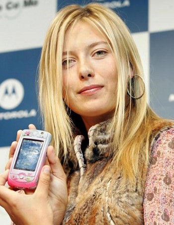 Pemain tenis cantik Maria Sharapova, memperkenalkan ponsel Motorola M100 berwarna pink yang didesain khusus untuknya.