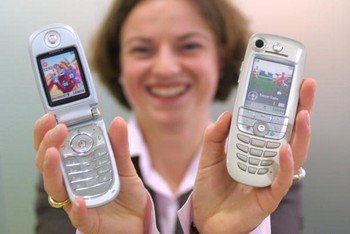 Seorang wanita memegang Motorola V600 pada pameran teknologi di CeBIT, jerman pada Maret 2003.