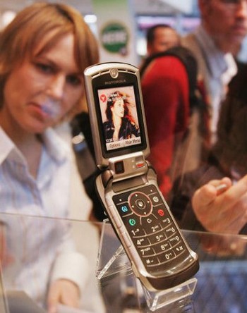 Motorola V1150 dipamerkan di pameran teknologi CeBit di Jerman tahun 2005. Ia dibekali kamera 2 megapixel.