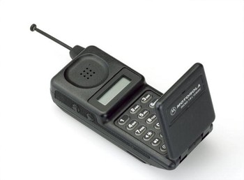 Ini adalah Motorola MicroTac yang rilis pada tahun 1989. Termasuk salah satu ponsel legendaris yang banyak diperbincangkan.