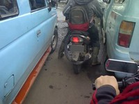 Pengendara ini memasang karet yang sepertinya karet ban dalam di lubang knalpotnya. Berharap air tidak masuk ke knalpot. (Foto: Hendra_qtm)