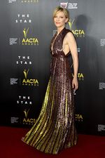 Pesona Cate Blanchett di Red Carpet AACTA