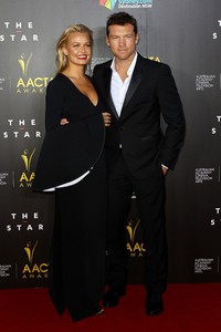 Lara Bingle tampil elegan lewat dress hitam, sementara Sam Worthington tampak gagah mengenakan setelan jas yang necis. Lisa Maree Williams/Getty Images.