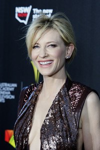 Cate Blanchett melengkapi penampilannya dengan gaya rambut updo yang sederhana. Lisa Maree Williams/Getty Images.