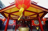 Terlihat beberapa pengalap berkah pada perayaan Imlek tahun 2565 mulai memenuhi pelataran Vihara Dharma Bhakti.