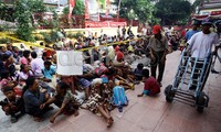 Sedikitnya ratusan orang telah berkumpul di depan salah satu gedung Vihara Dharma Bakti yang diberikan garis kunig milik polisi agar tak mengganggu pengunjung yang datang untuk bersembahyang. Pengalap berkah itu mengharapkan kucuran angpau dari kaum tionghoa yang merayakan Tahun Baru Imlek tersebut.