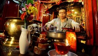  Persiapan akhir menjelang perayaan tahun baru Imlek 2565 masih terus dilakukan Vihara Dharma Bhakti Petak Sembilan.