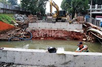 Gorong-gorong di depan Graha TB Simatupang terus diperbaiki.