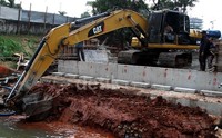  Jalan di depan Graha TB Simatupang beberapa waktu lalu ambles akibat banjir.