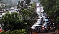  Lalu lintas di jalan TB Simatupang macet parah selama pengerjaan gorong-gorong.