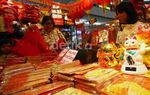 Perlengkapan Imlek Terus Diburu
