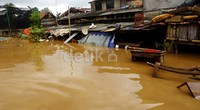 Ketinggian air mencapai atap rumah warga.