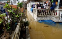 Meski banjir kian tinggi, sejumlah warga masih ada yang bertahan di rumah mereka.
