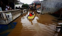 Relawan mengevakuasi warga yang terjebak.