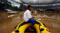 Warga mengaku pasrah dengan banjir ini.