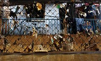 Banjir juga membawa tumpukan sampah.