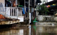 Petunjuk jalan tampak terendam.